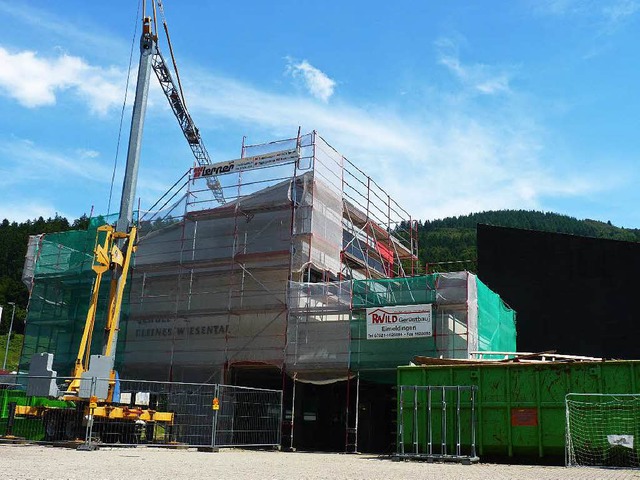 Die Bauarbeiten an der Nachbarschaftsschule in Tegernau sind in vollem Gang.  | Foto: Sattelberger