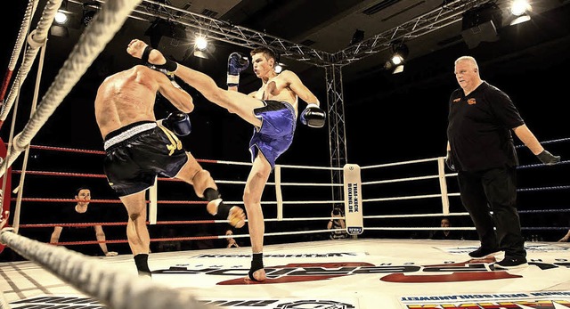 Vollkontakt mit akrobatischer Krperbe...p Topic bei einem Kickbox-Wettkampf.    | Foto: felix risch