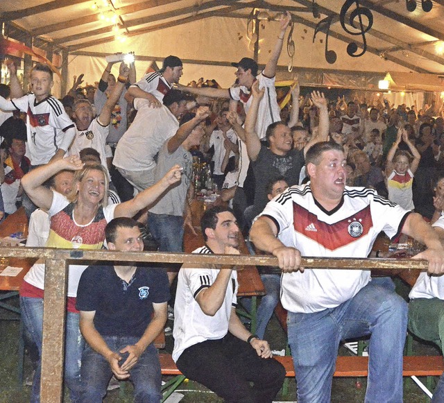Public Viewing im Egringer Festzelt: K...or im WM-Finale kein Halten mehr gab?   | Foto: ulrich Senf