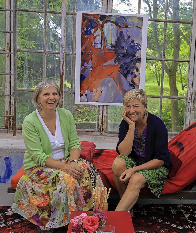 Die Knstlerin Anna Pichotka (rechts),... Dorothea Pichotka in Orschweier aus.   | Foto: Sandra Decoux-Kone