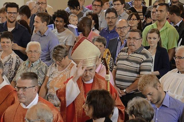 150 Glubige lieen sich vom Weihbischof firmen