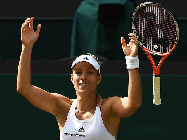 Da fliegt das Racket: Anglique Kerber...ren ersten Final-Einzug in Wimbledon.   | Foto: afp