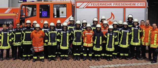 Die neuen Wehrleute (mit Helm) haben d...n Ausbildern (ohne Helm) aufgestellt.   | Foto: Feuerwehr Friesenheim