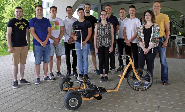 Die Schlerinnen und Schler der Schl...inem Motor betriebenes Drift-Dreirad.   | Foto: Christoph  Breithaupt