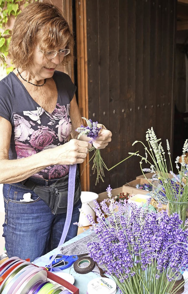 Ursula Krusekamp beim Binden duftender...os&#8220; begeisterte mit  Parkmusik.   | Foto: Julius Steckmeister