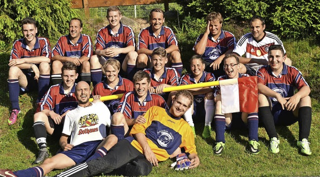 Die Mannschaft aus Fischbach (linkes B...che  gewann das Team im rechten Bild.   | Foto: Martin Hannig