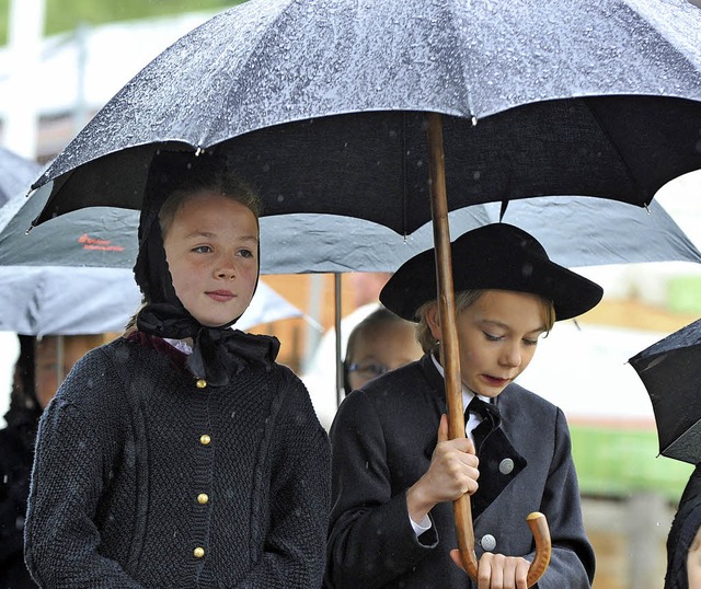 Der Regenschirm war ein stndiger Begl... auch beim  Eulogi-Fest in Lenzkirch.   | Foto: Wolfgang Scheu