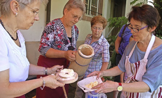 Die Butter kommt aus dem Holzfsschen direkt in ein Leinentuch.   | Foto: Petra Wunderle