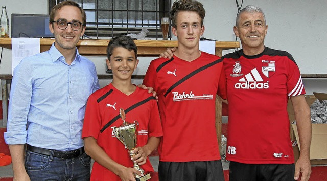 Brgermeister Benjamin Bohn (links) un...lgreiche Mannschaft aus Bischoffingen.  | Foto: herbert Trogus