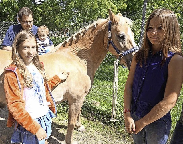 Fabia Streuber und Elisa Ganz aus Kirchzarten mit Wallach Mirko im Gnadenhof   | Foto: Anne Freyer