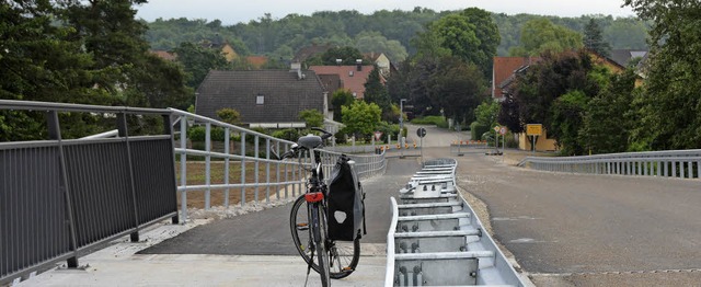 Radfahrer sollen ber die neue Brcke ...nd kurz vor der Erffnung der Brcke.   | Foto: Lauber