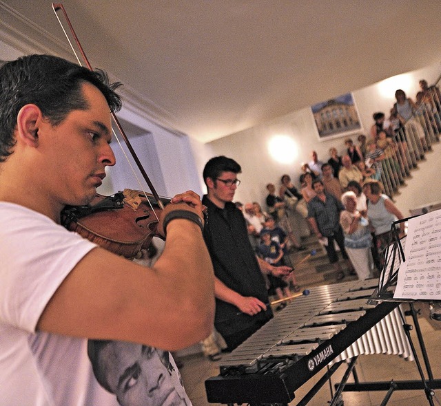 Beim Orchestertag kann  man zuhren, d...uch selbst  Instrumente ausprobieren.   | Foto: Maurice Korbel