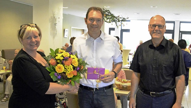 Blumen und Glckwnsche gab es von Cla...hardt-Hauses, Stefan Schmidt (Mitte).   | Foto: Edgar Steinfelder