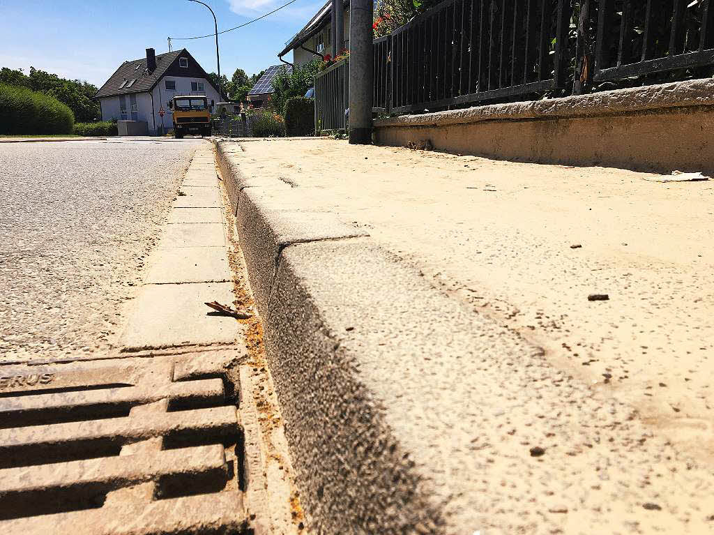 In Freiburg-Hochdorf liegen zwei Wochen nach dem Unwetter noch Reste getrockneten Schlamms. In Freiburg-Hochdorf liegen zwei Wochen nach dem Unwetter noch Reste getrockneten Schlamms.
