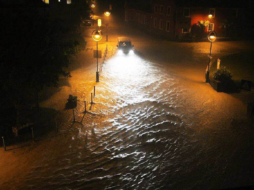 Der Platz an der „Sonne“: Bernd Fischer fotografierte die Hochdorfer Straße von seinem Gasthaus aus in der Unwetternacht. Der Platz an der „Sonne“: Bernd Fischer fotografierte die Hochdorfer Straße von seinem Gasthaus aus in der Unwetternacht.