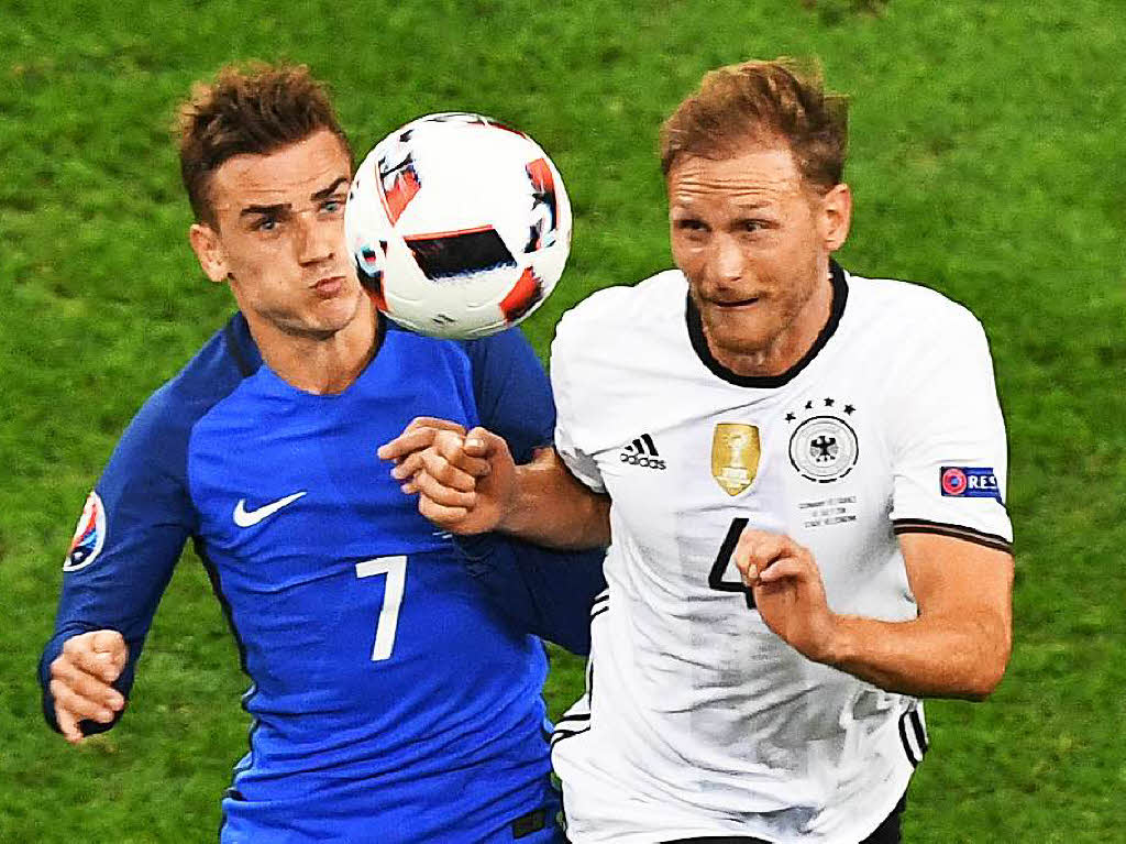 Benedikt Hwedes im Duell mit Antoine Griezmann