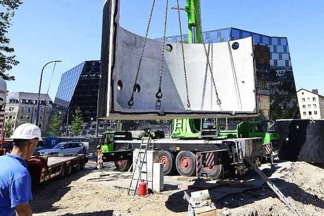 Auf dem Platz der Alten Synagoge wird Technik im Boden versenkt