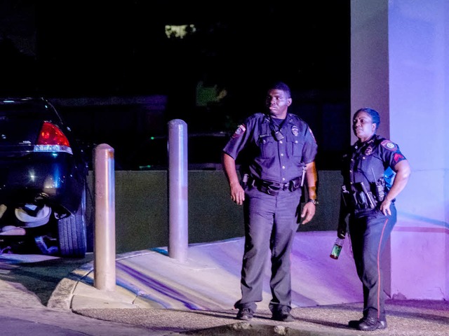 Polizisten vor dem Baylor University medical center in Dallas.  | Foto: dpa