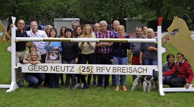 Der neue &#8222;Ehrensprung&#8220; des...rd Neutz (Sechster von rechts stehend)  | Foto: privat