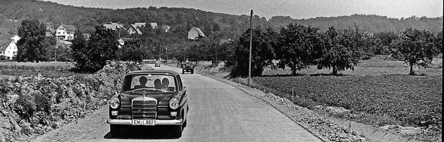 Mit dem Dienst-Mercedes auf Inspektion...Karl Faller nach der Straenerffnung   | Foto: Armin E. Mller