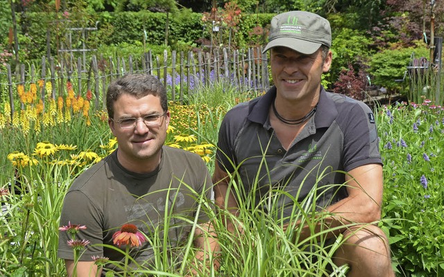 Umgeben von Blumen: die Brder Georg und Christof Vonderstrass im Garten  | Foto: soc
