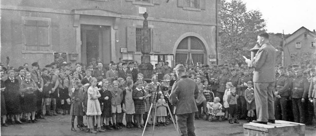 Maulburgs Geschichte ab 1933 hat der Z...fsingen vor dem Rathaus im Jahr 1939.   | Foto: Sammlung Schaum/Bergmann