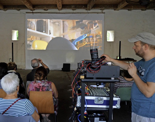 Benedikt Adrian (rechts) kmmert sich ...le von Schloss Beuggen um die Technik.  | Foto: Horatio Gollin