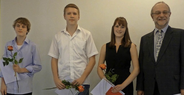 Schulleiter Hans-Peter Hess (rechts) ...d Christiane Engelsmann einen Preis.    | Foto: Schule