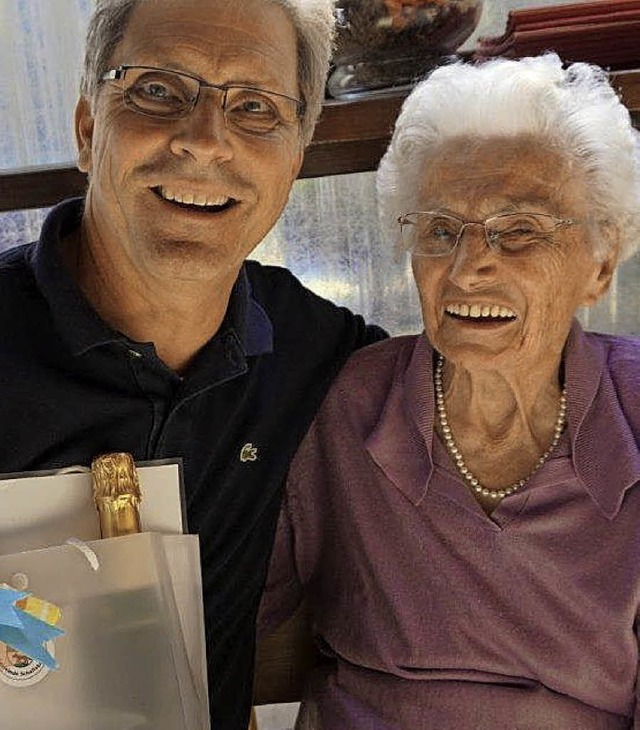 Brgermeister Jrg Czybulka feiert mit Christine Fallier deren 102. Geburtstag.   | Foto: Anne Freyer