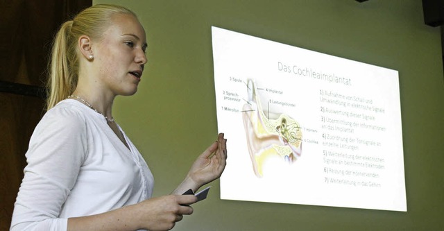 Leonie Kohn stellt ihre Arbeit ber das Cochlea-Implantat fr Gehrlose vor.  | Foto: Jonas Hirt