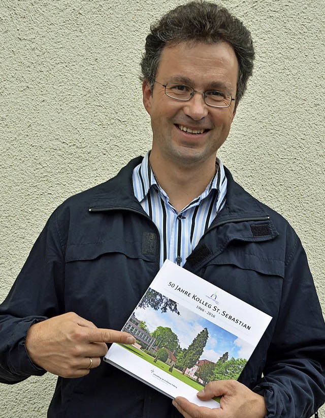 Freudig  zeigt Claudius Heitz, Autor d...nd Lehrer am Kolleg, die Festschrift.   | Foto: Gerhard Lck