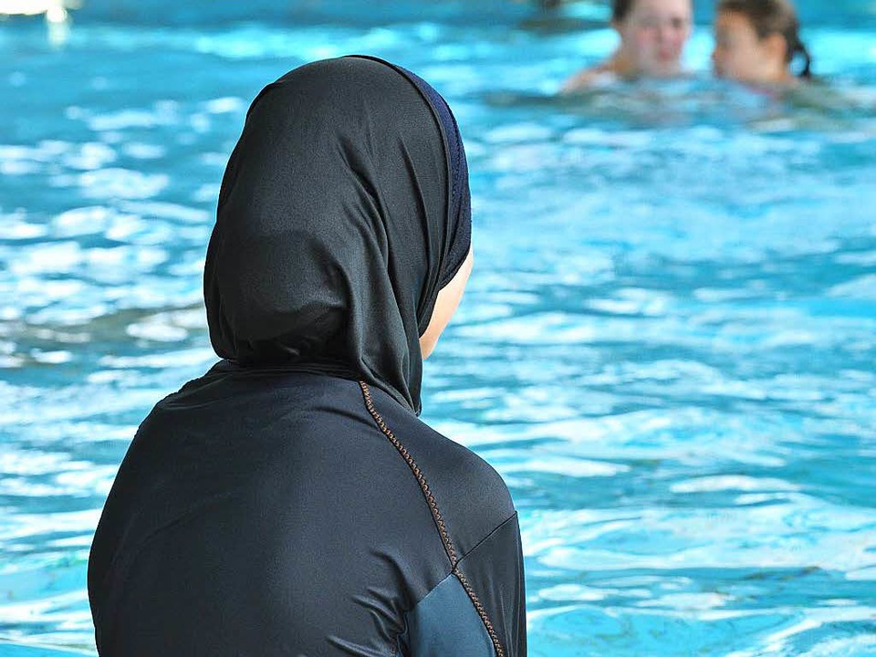 Vor allem muslimische Frauen tragen Bu..., die Haare, Arme und Beine verdecken.  | Foto: dpa