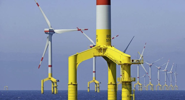 Auf dem Meer soll der Windkraftausbau weitergehen, aber gleichmiger.  | Foto: dpa
