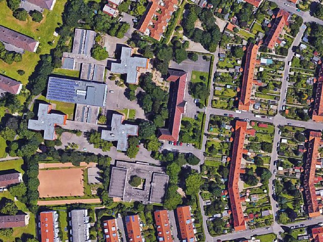 Die Vigelius-Schulen in Haslach haben drei Kreuze.  | Foto: Google, Kartendaten: GeoDasis-DE/BKG