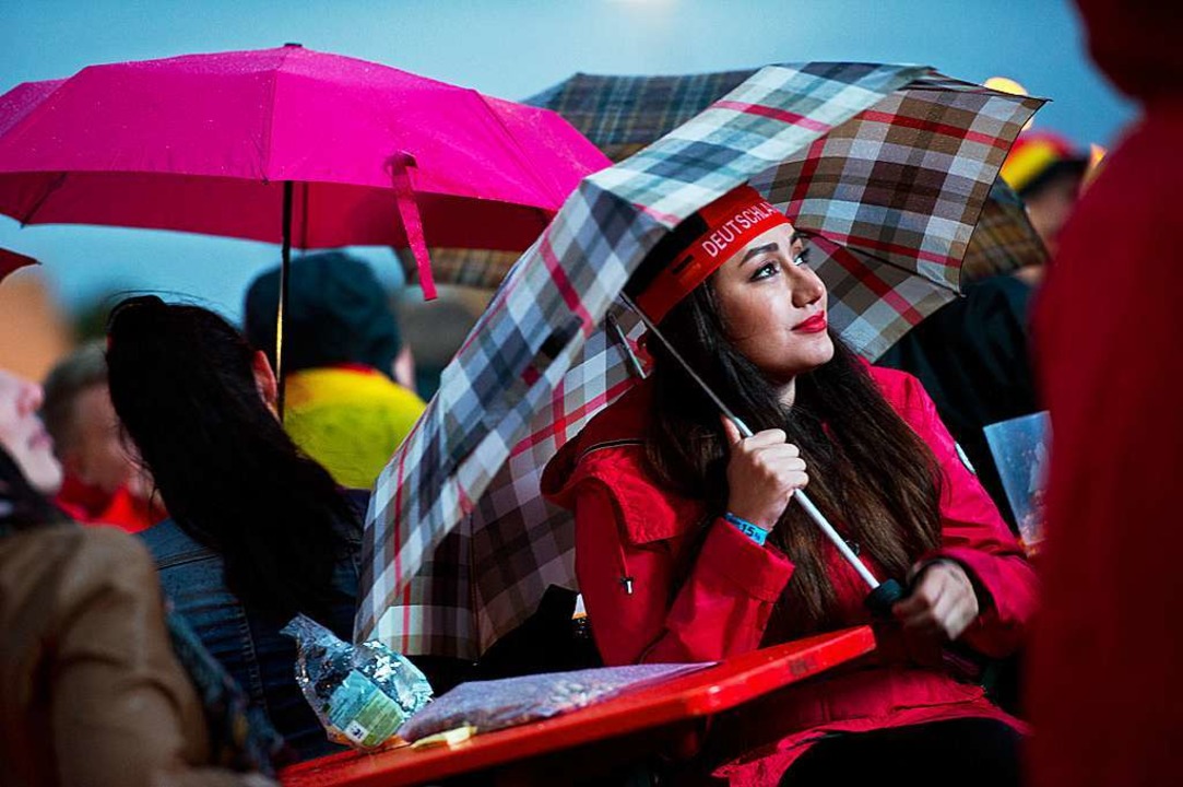 Das schlechte Wetter dmpfte die EM-Be...as Public Viewing auf der Neuen Messe.  | Foto: Miroslav Dakov