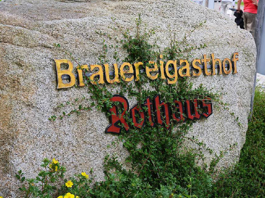 Groe Bhne frs neue Jersey: Der SC Freiburg zeigt sein neues Trikot und sein neues Team – bei Interviews, Autogrammen und vielen Spa-Aktionen kommen die Fuballfans bei der Staatsbrauerei Rothaus in Grafenhausen auf ihre Kosten.