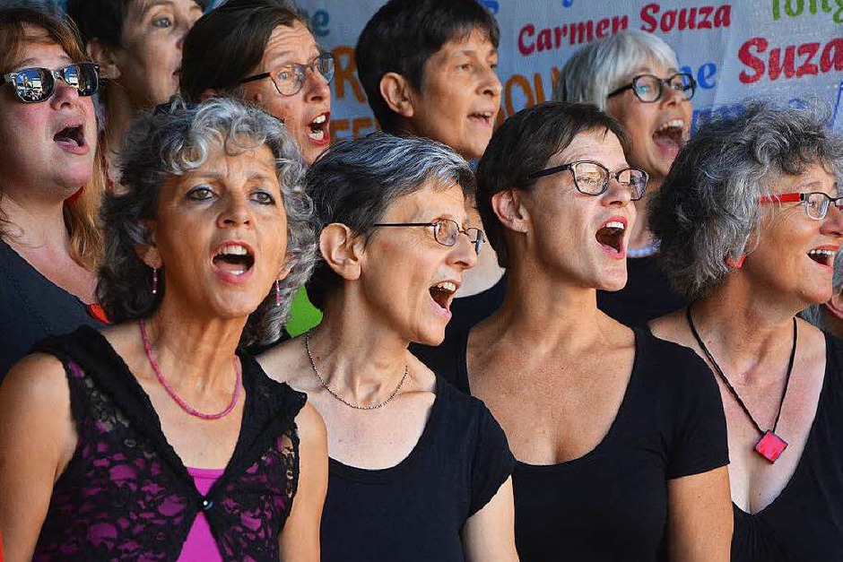 Lörrach singt – und wie: Singbegeisterte aus der ganzen Region stimmten mit ein. (Foto: Barbara Ruda) Lörrach singt – und wie: Singbegeisterte aus der ganzen Region stimmten mit ein. (Foto: Barbara Ruda)