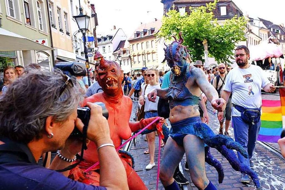 CSD-Parade in Freiburg – ein buntes Statement für Liebe und Toleranz. (Foto: Miroslav Dakov) CSD-Parade in Freiburg – ein buntes Statement für Liebe und Toleranz. (Foto: Miroslav Dakov)