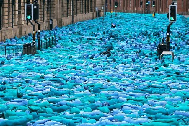 Fotos: Beim grten Kunstprojekt Englands sind 3200 Menschen nackt, grn und blau