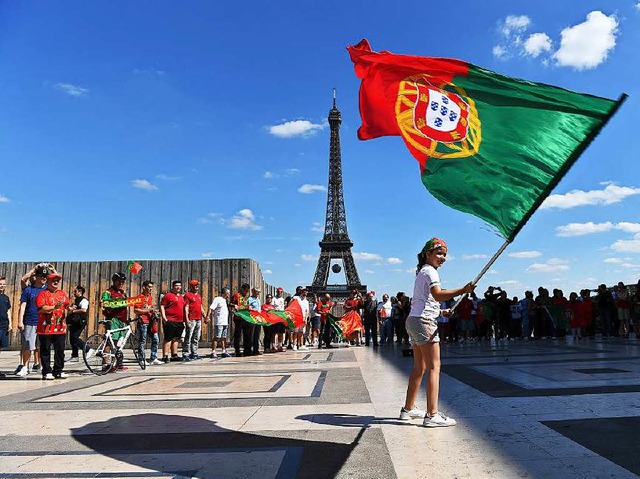 Portugiesische Fans in Paris: Wer wird Europameister?  | Foto: dpa