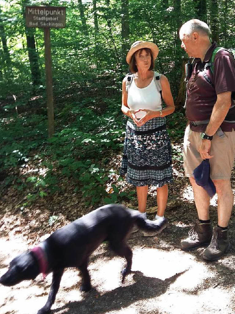 Am Mittelpunkt Bad Sckingens: Hund Theo, Ingrid Br, die Vorsitzende der Ortsgruppe Bad Sckingen,  und Martin Huber, der Hauptfachwart Wandern des Schwarzwaldvereins.