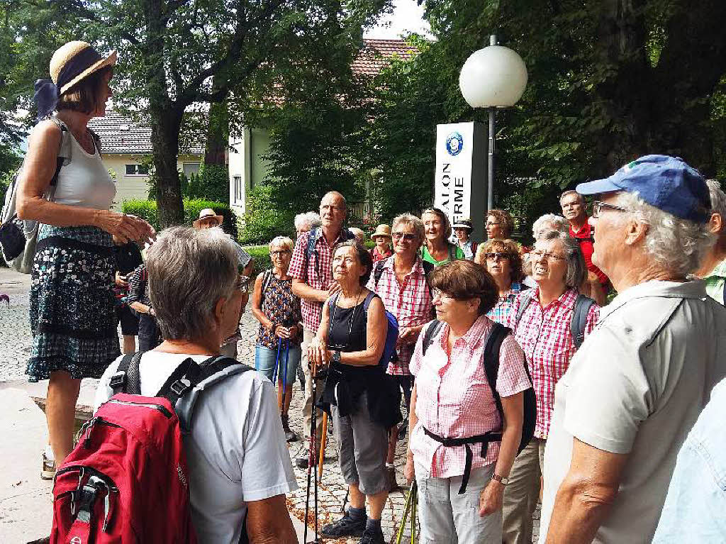 Ingrid Br, die Vorsitzende des Schwarzwaldvereins Bad Sckingen, zeigt den Wanderern das Kurgebiet und die dortige Lindenallee.