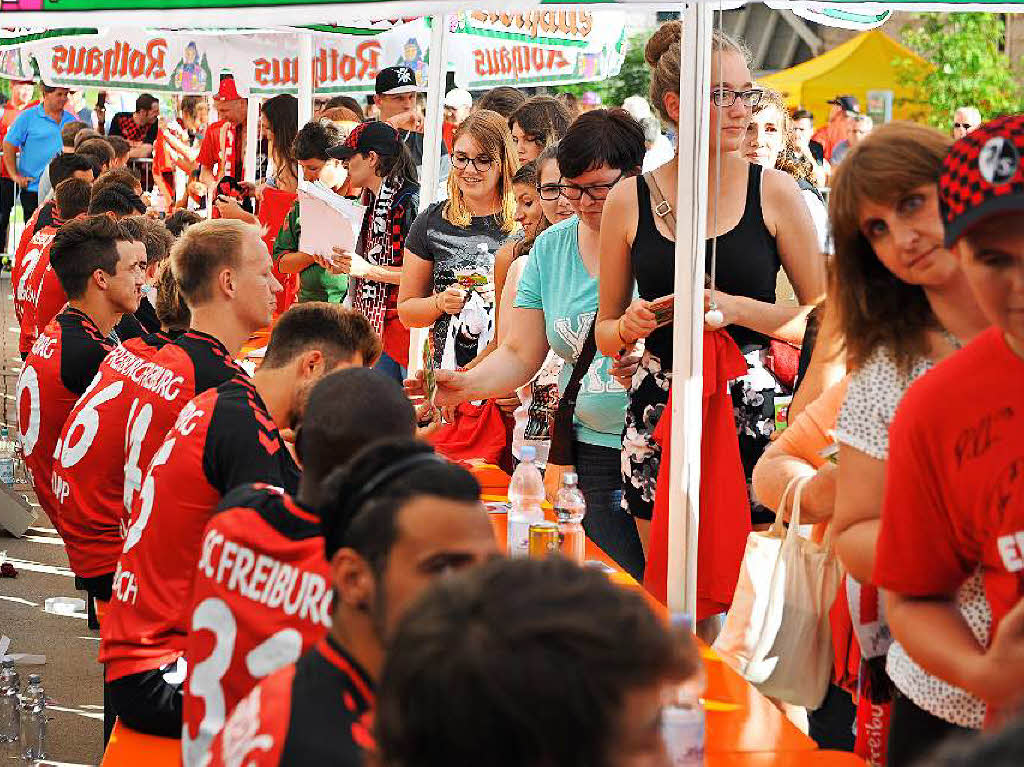 Fan- und Familientag in Rothaus. Mehr als 10.000 Besucher nutzten die Chance, die SC Stars hautnah zu erleben.