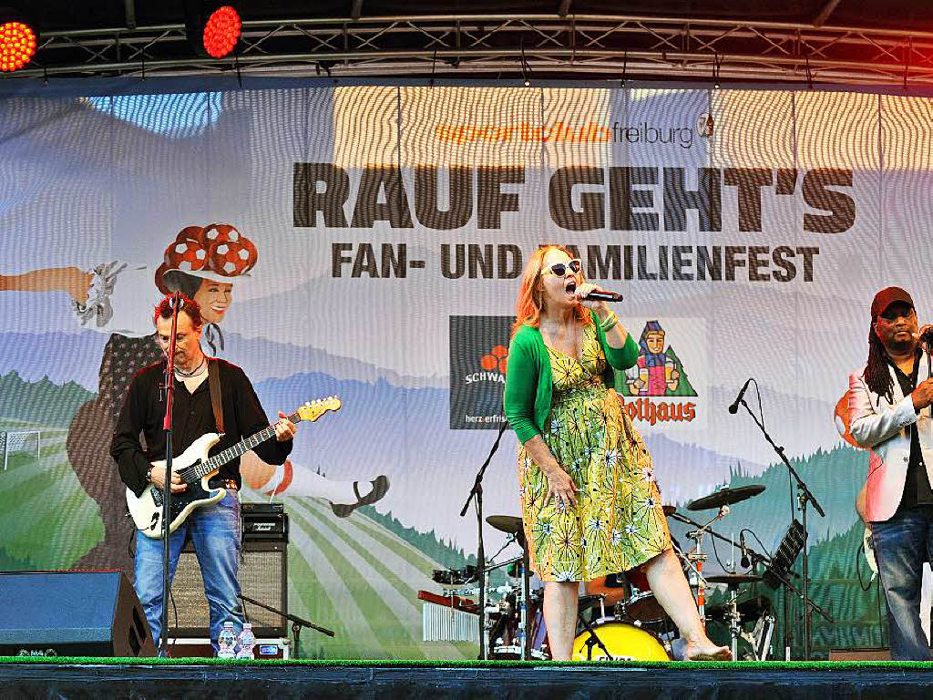 Fan- und Familientag in Rothaus. Mehr als 10.000 Besucher nutzten die Chance, die SC Stars hautnah zu erleben.