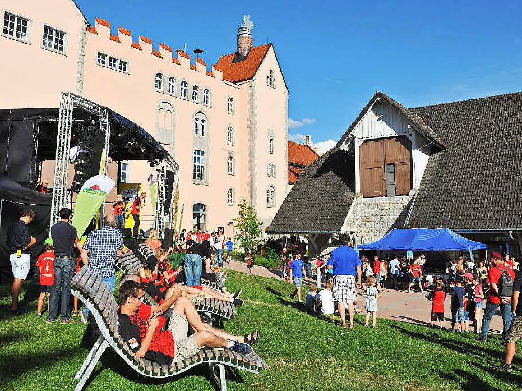 Fan- und Familientag in Rothaus. Mehr als 10.000 Besucher nutzten die Chance, die SC Stars hautnah zu erleben.