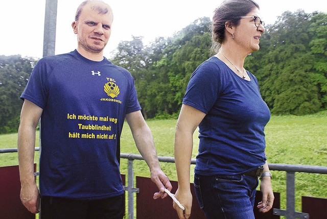 Sven Fiedler und Taubblindenassistenti...e sie mit dem Seilring laufen knnen.   | Foto: Sonja Zellmann