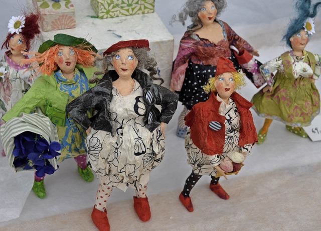 Diese kleinen Damen sind aus Pappmasch...rnden Schmuckstcke von Jorinde Nisse.  | Foto: Gabriele Hennicke