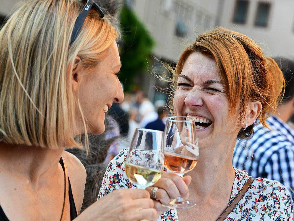 Viele Menschen, viele Weine und viel gute Stimmung: Das Freiburger Weinfest zog am Samstagabend 26.000 Menschen an.