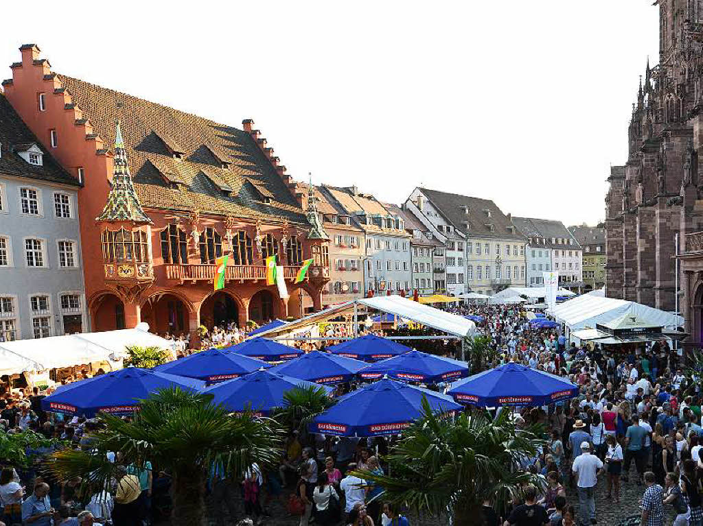 Viele Menschen, viele Weine und viel gute Stimmung: Das Freiburger Weinfest zog am Samstagabend 26.000 Menschen an.