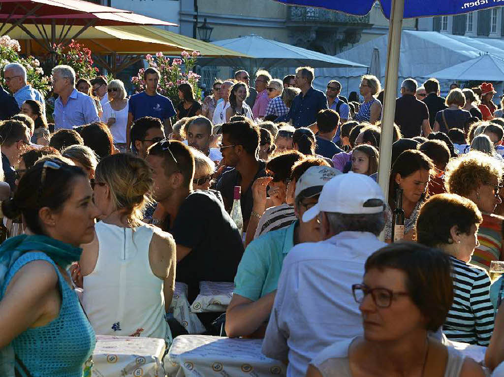 Viele Menschen, viele Weine und viel gute Stimmung: Das Freiburger Weinfest zog am Samstagabend 26.000 Menschen an.